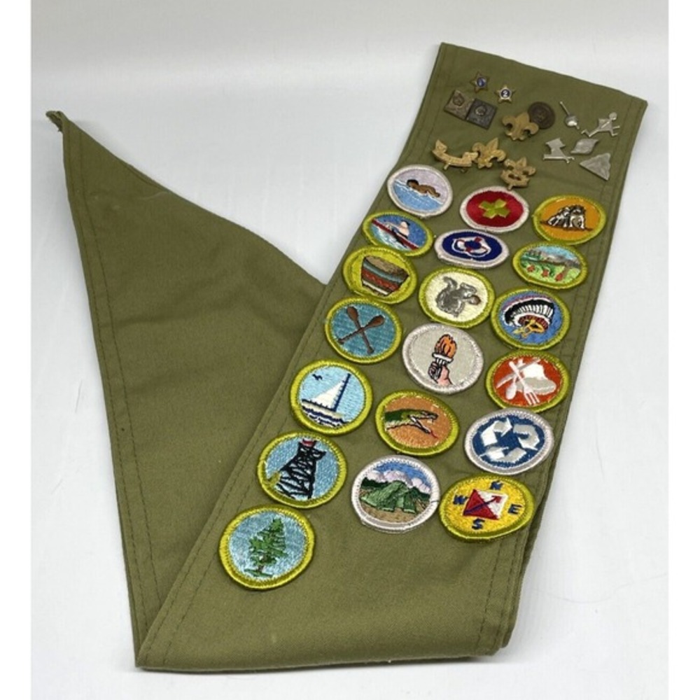 BOY SCOUTS OF AMERICA Vintage BSA Sash with 19 Merit‎ Badges and 14 Pins
